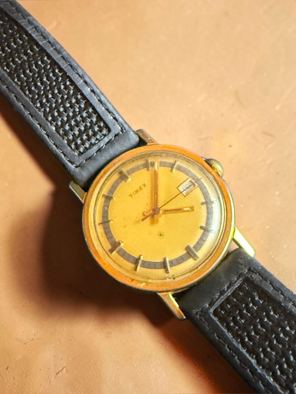 Vintage Timex Mens mechanical watch with date. Running